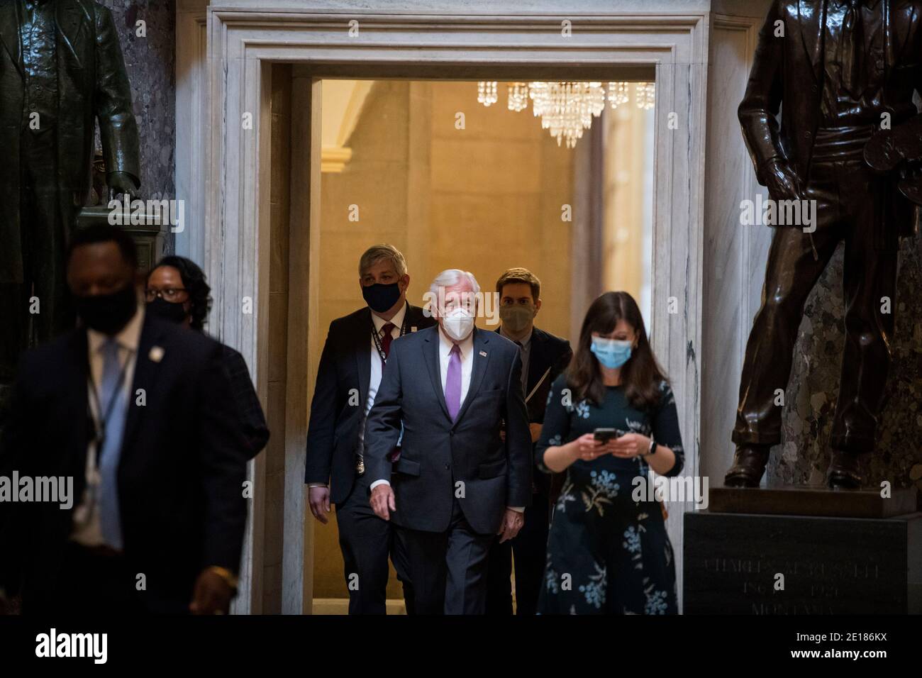 Le chef de la majorité parlementaire des États-Unis Steny Hoyer (démocrate du Maryland) se rend à la Chambre des représentants alors que la Chambre des représentants se réunit au Capitole des États-Unis à Washington, DC, le lundi 4 janvier 2021. Crédit : Rod Lamkey/CNP/MediaPunch Banque D'Images