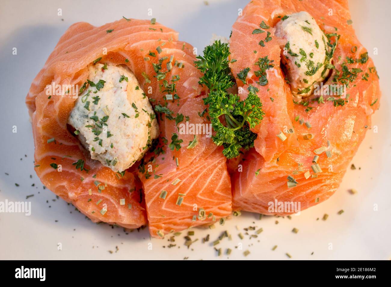 Filet de saumon farci cru. Saumon cru avec farce de crabe beurré maison avec persil et herbes. Banque D'Images
