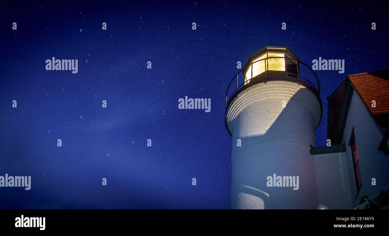 Le phare de point Betsie sur fond de ciel étoilé. En orientation panoramique avec espace de copie. Banque D'Images