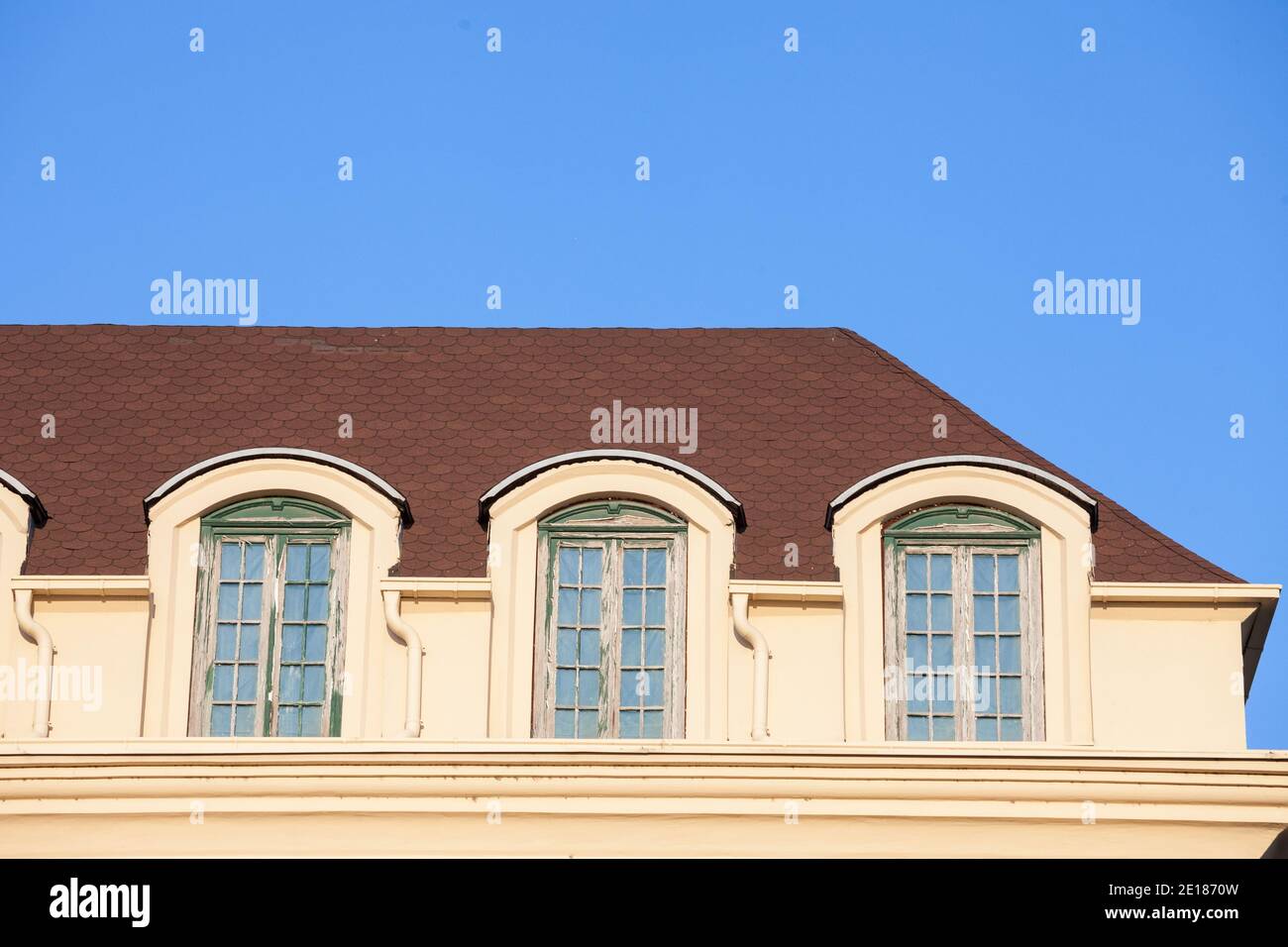 Dormer et fenêtres sur le toit d'un immeuble résidentiel fait d'appartements et appartements, certains à louer, certains à acheter, dans le centre-ville de Belgra Banque D'Images