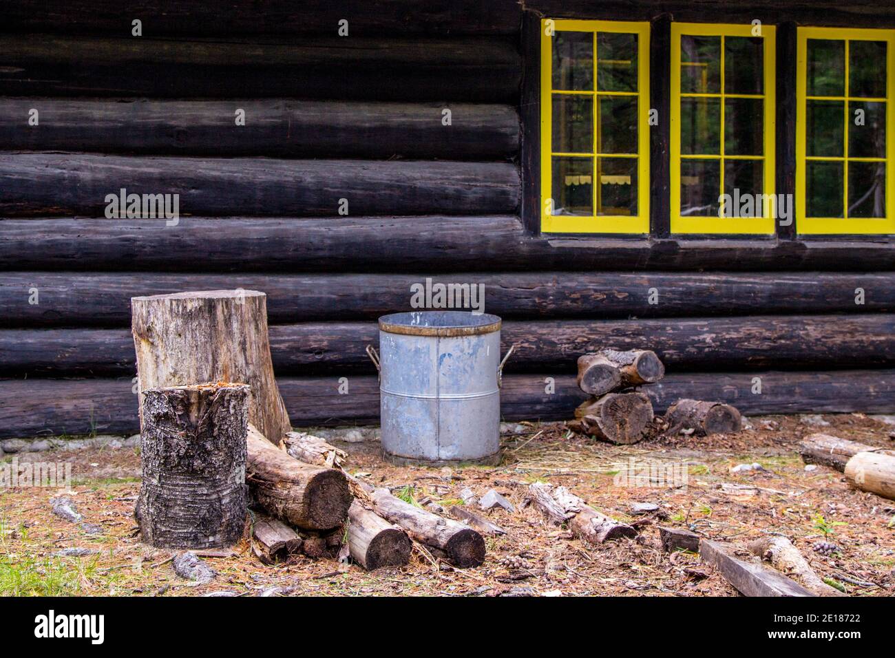 Préparez-vous pour l'hiver. Bloc de hachage pour bois de chauffage à l'extérieur d'une cabane rustique en bois de Northwoods isolée. Il s'agit d'un établissement public situé dans un parc régional. Banque D'Images