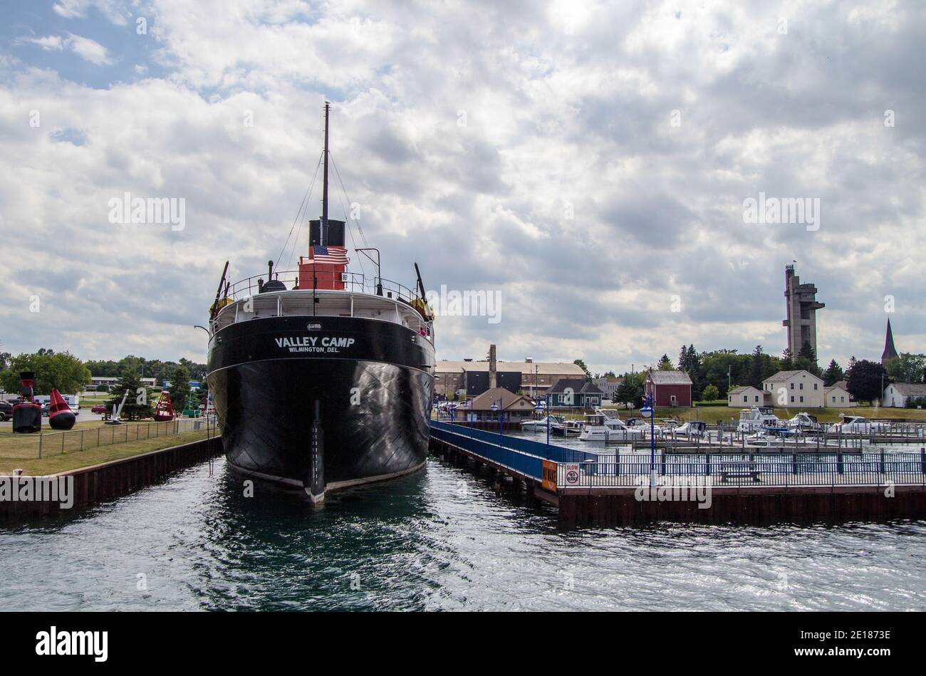 Sault Ste Marie, Michigan, États-Unis - 9 août 2015 : le front de mer de Sault Ste Marie avec le Camp de la vallée des navires du musée et la Tour d'histoire. Banque D'Images