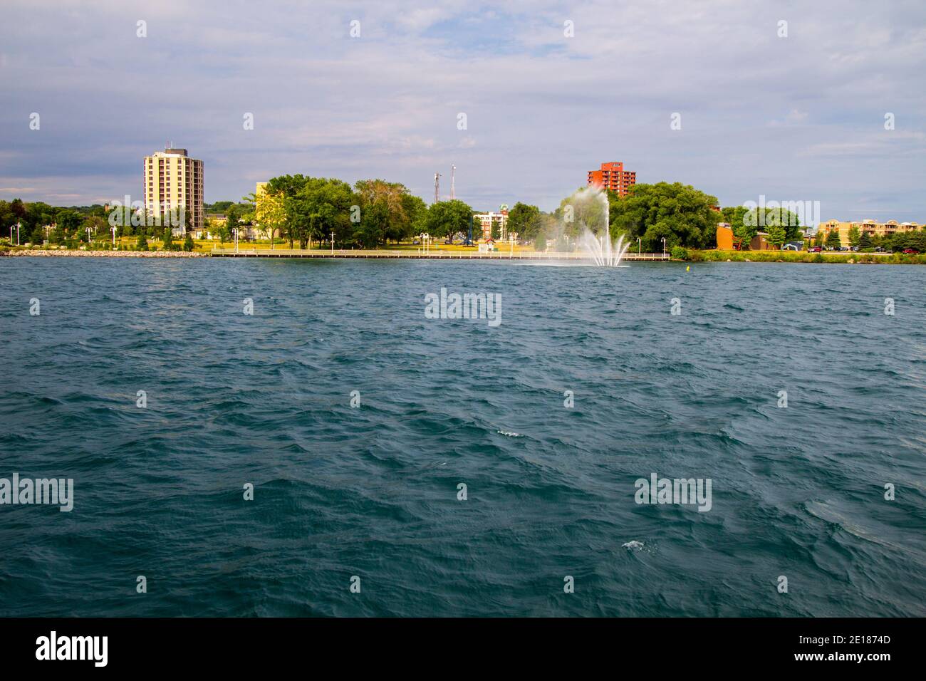 Horizon de Sault Ste Marie Ontario sur le front de mer de la rivière St Mary's au Canada. Banque D'Images