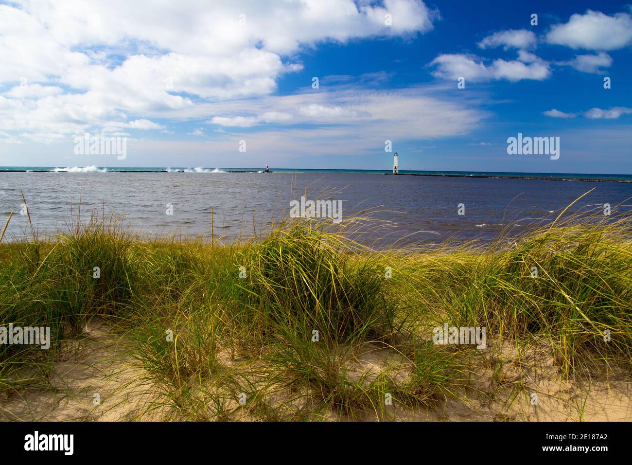 Paysage de plage au bord de l'eau à Frankfort, Michigan avec phare à l'horizon. Banque D'Images