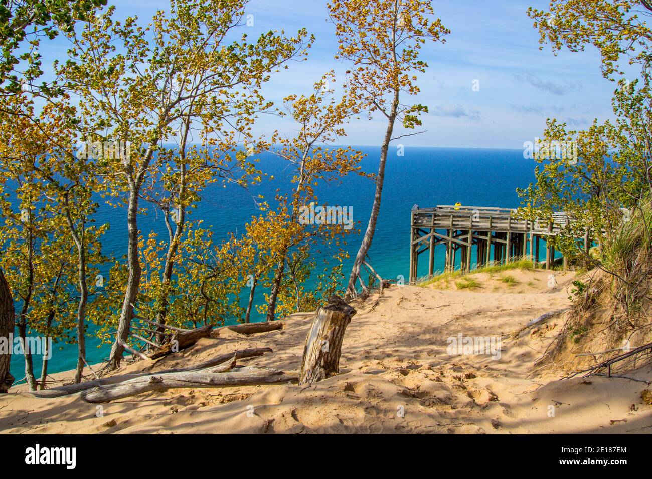 Coucher de soleil d'été sur le lac. Dunes de sable massives et vue panoramique sur le lac Michigan dans le Sleeping Bear Dunes National Lakeshore. Banque D'Images