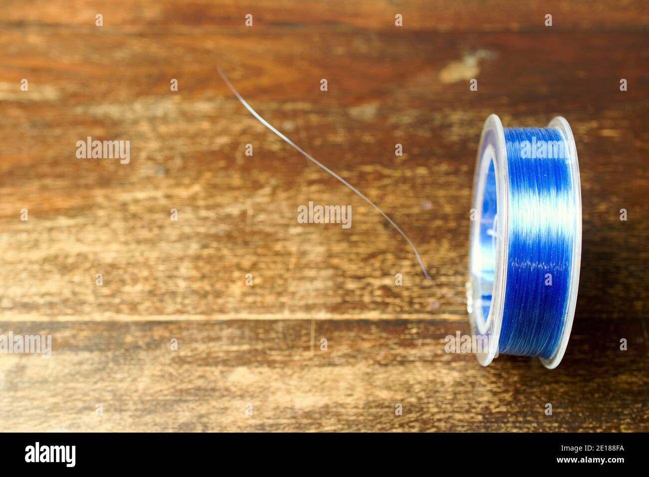 Ligne de pêche sur une assiette en bois Banque D'Images