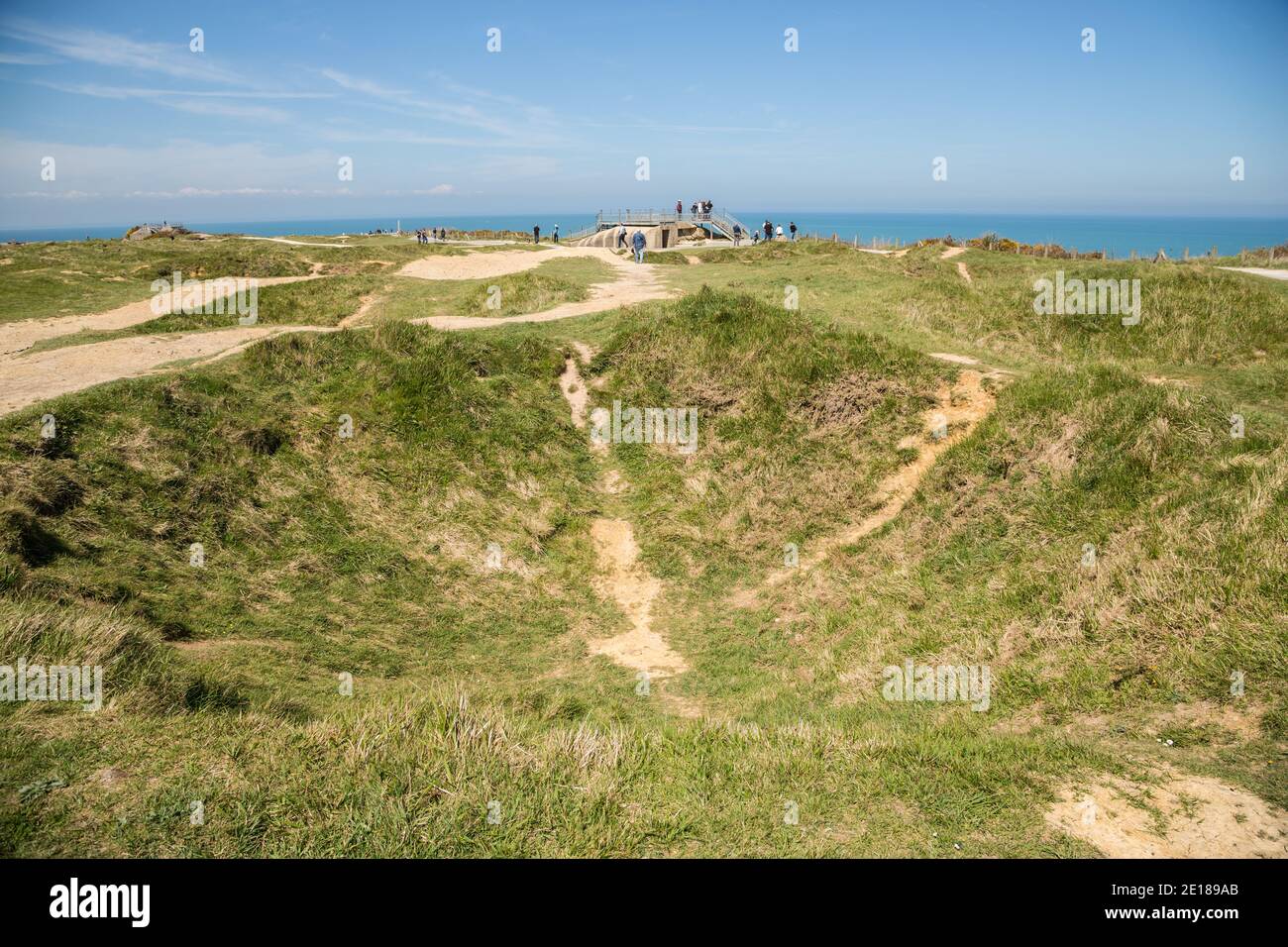 Pointe du hoc, Normandie 6 mai 2013 : touristes aux bunkers allemands qui ont été capturés par les Rangers américains le jour J 1944 Banque D'Images