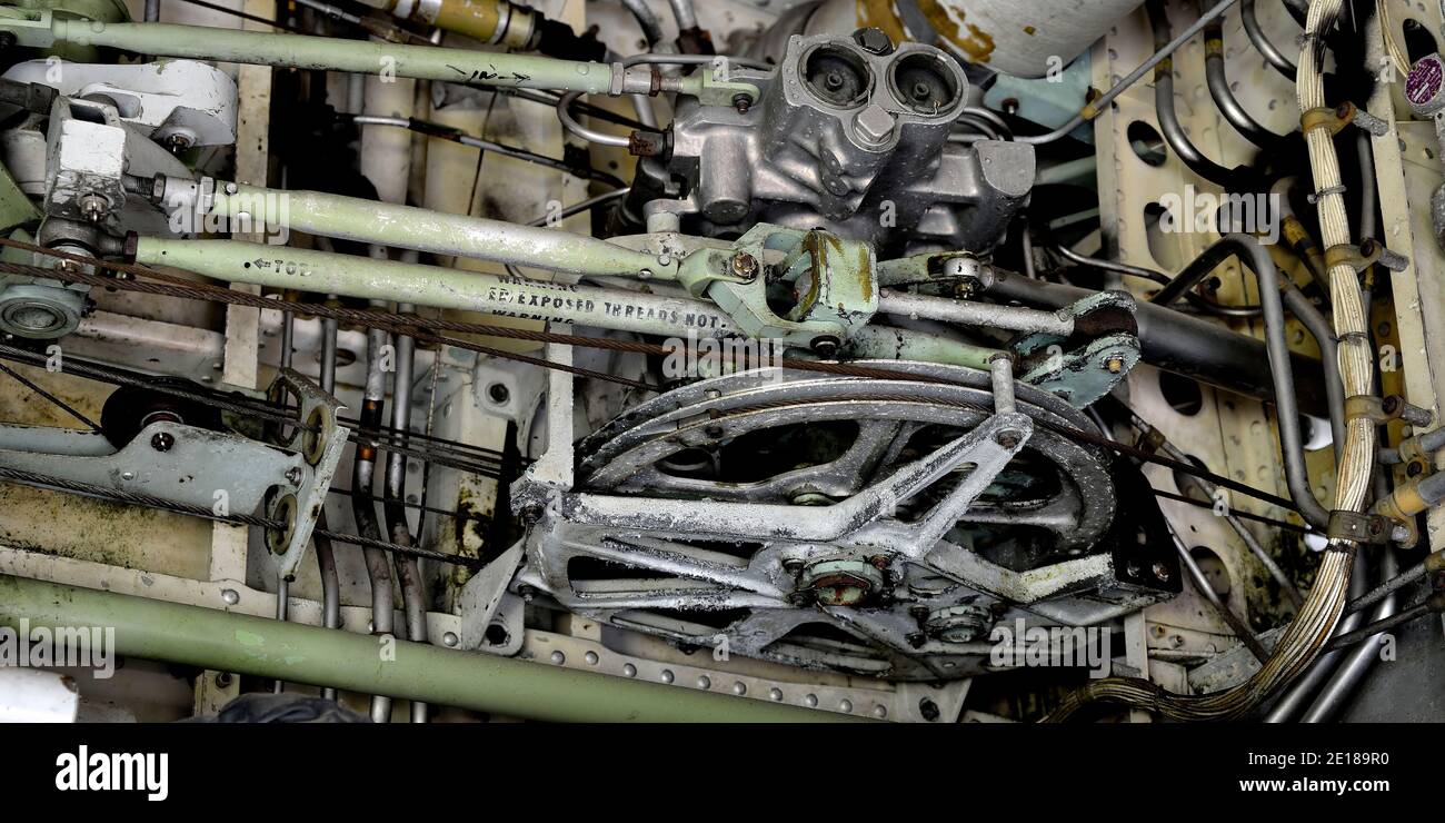Câbles et tiges de commande à l'intérieur de la baie de train d'atterrissage gauche du premier Boeing 727 au Museum of Flight Restoration Centre, Everett, WA Banque D'Images