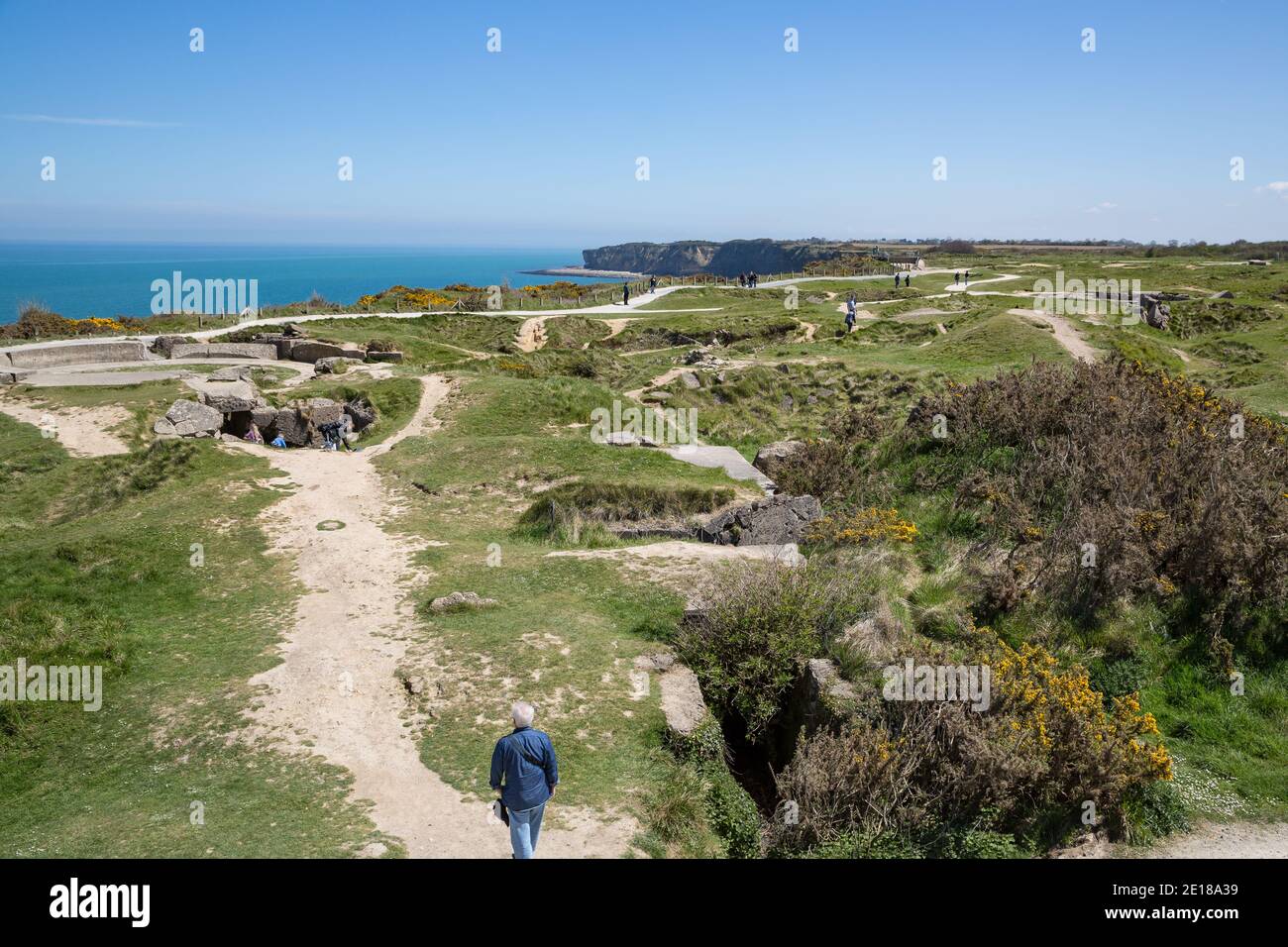 Pointe du hoc, Normandie 6 mai 2013 : touristes aux bunkers allemands qui ont été capturés par les Rangers américains le jour J 1944 Banque D'Images