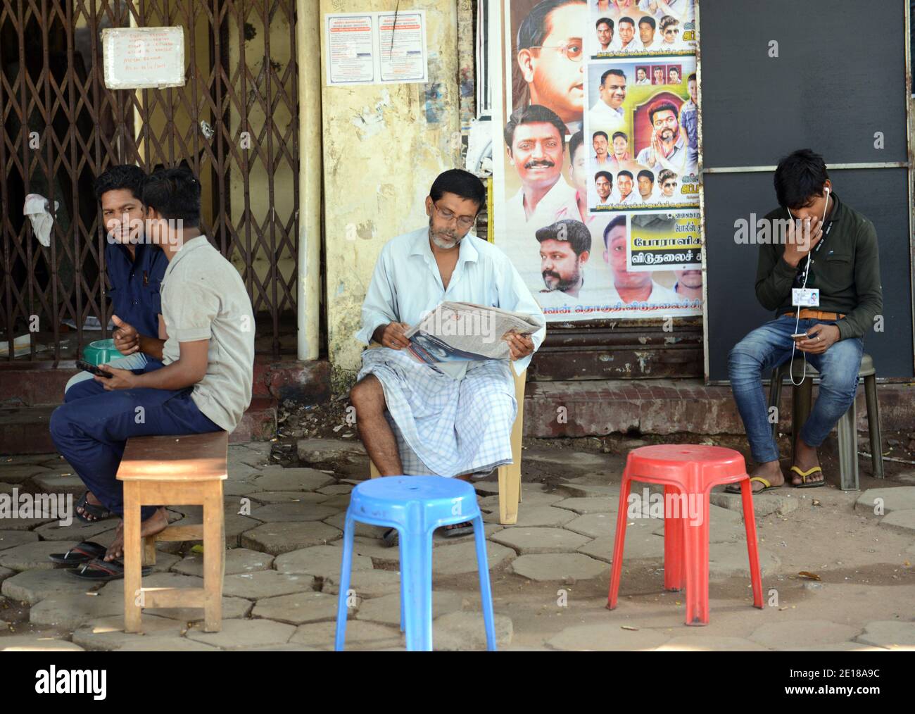 Lecture du journal du matin à Pondichéry, Inde. Banque D'Images
