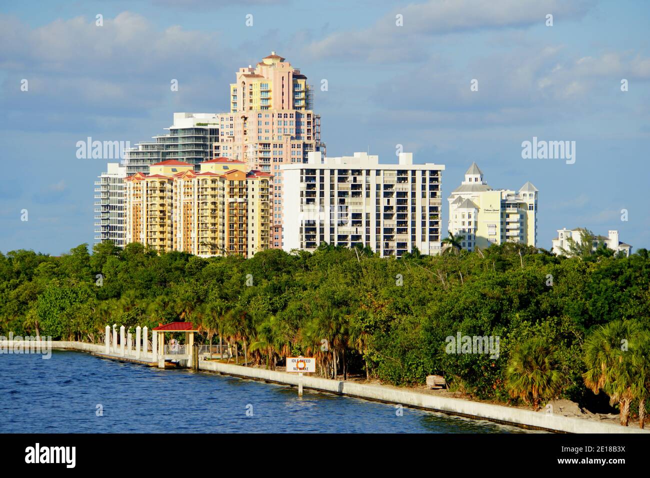 Fort Lauderdale, Floride, États-Unis - le 18 novembre 2018 - vue sur les appartements et les condominiums de luxe au bord de l'eau près de la baie Banque D'Images