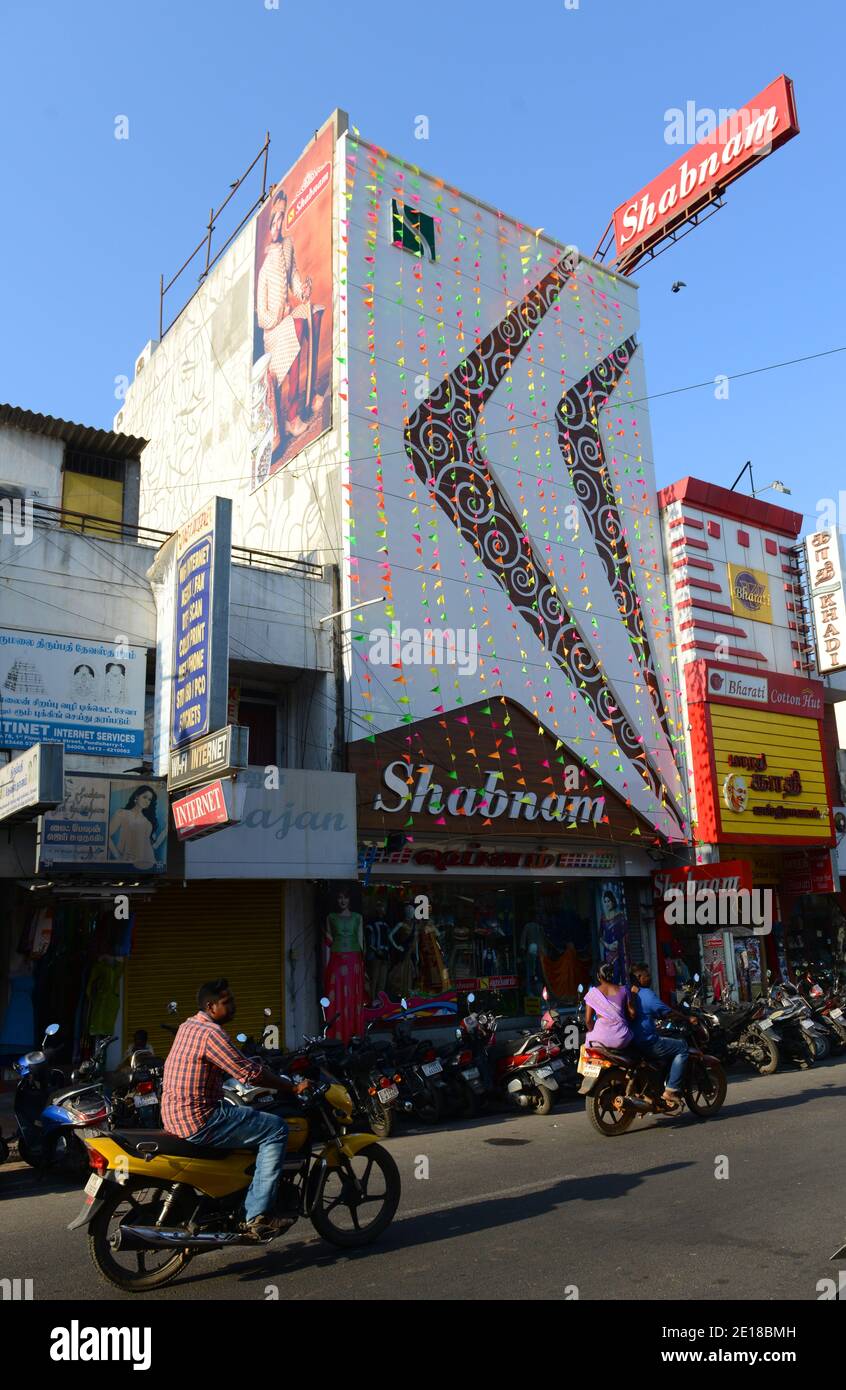 La rue Jawaharlal Nehru et le QUARTIER DE LA ROUTE MG à Pondichéry, en Inde. Banque D'Images