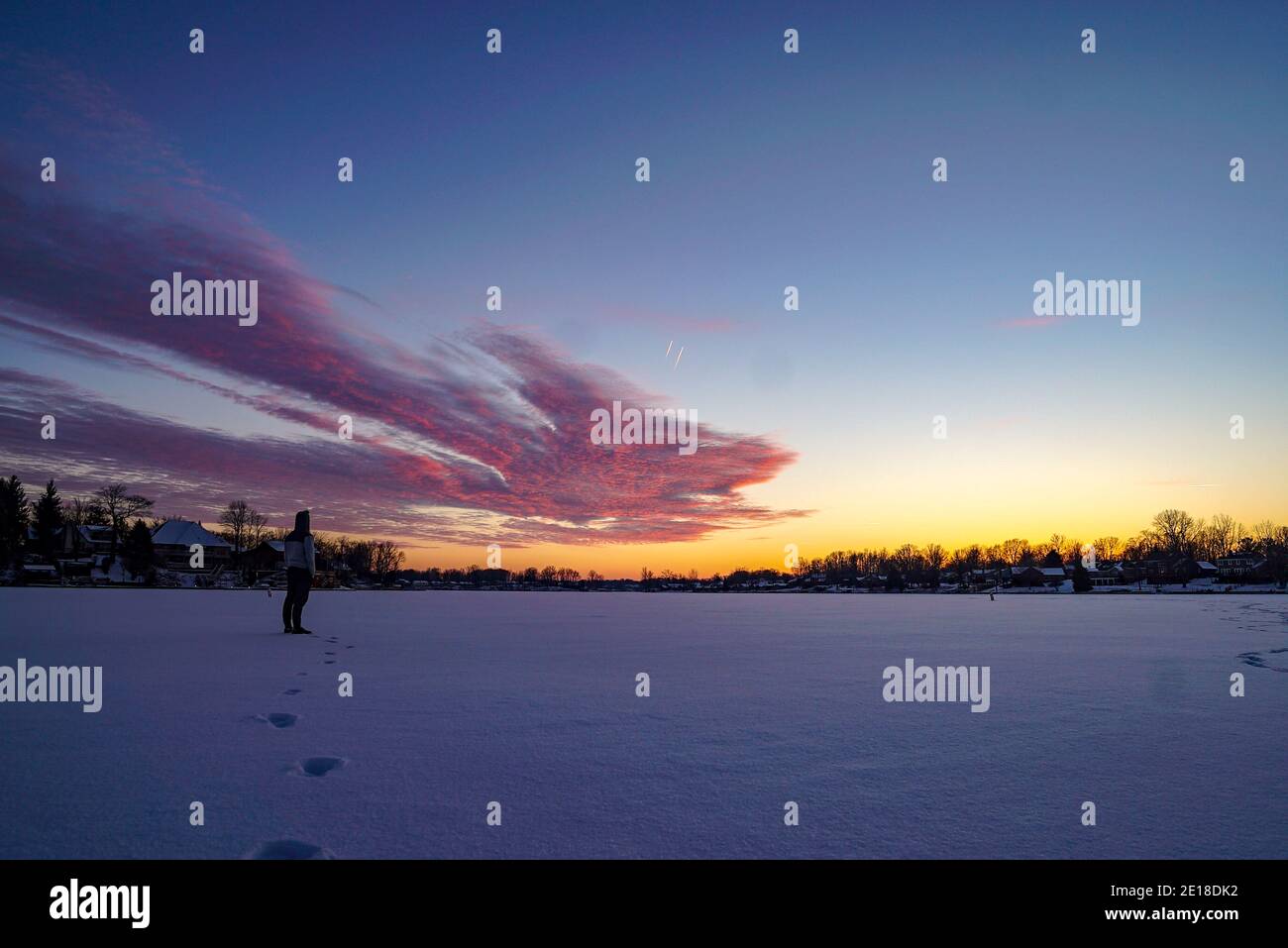 Un coucher de soleil sur un plan d'eau gelée Banque D'Images