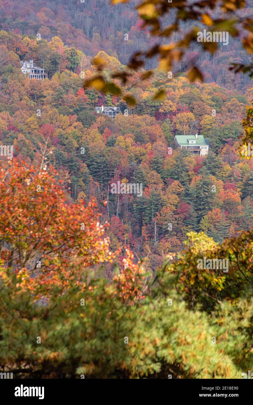 Maisons de montagne nichées dans un feuillage d'automne coloré dans la vallée de Sapphire, en Caroline du Nord. (ÉTATS-UNIS) Banque D'Images