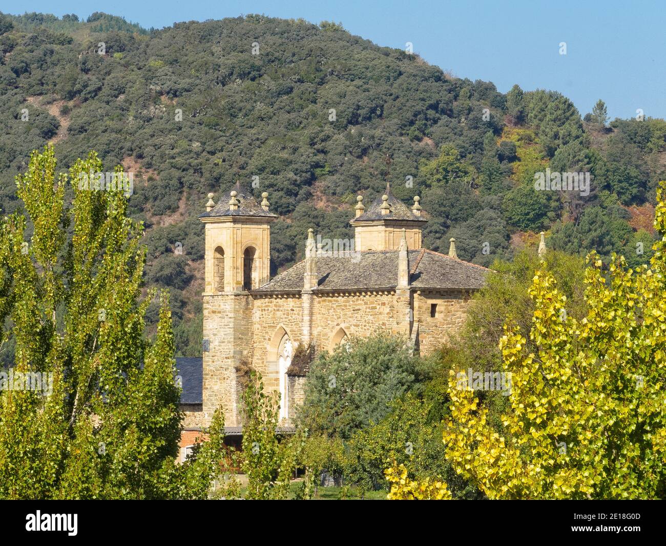Eglise de San Francisco en automne - Villafrance del Bierzo, Castille et Leon, Espagne Banque D'Images