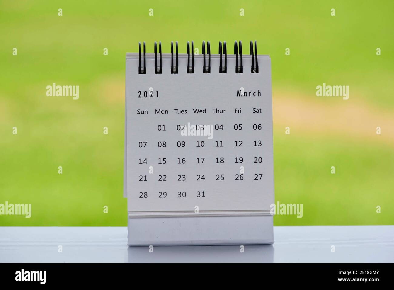 Mars 2021 calendrier blanc avec fond vert flou - Nouveau concept de l'année Banque D'Images