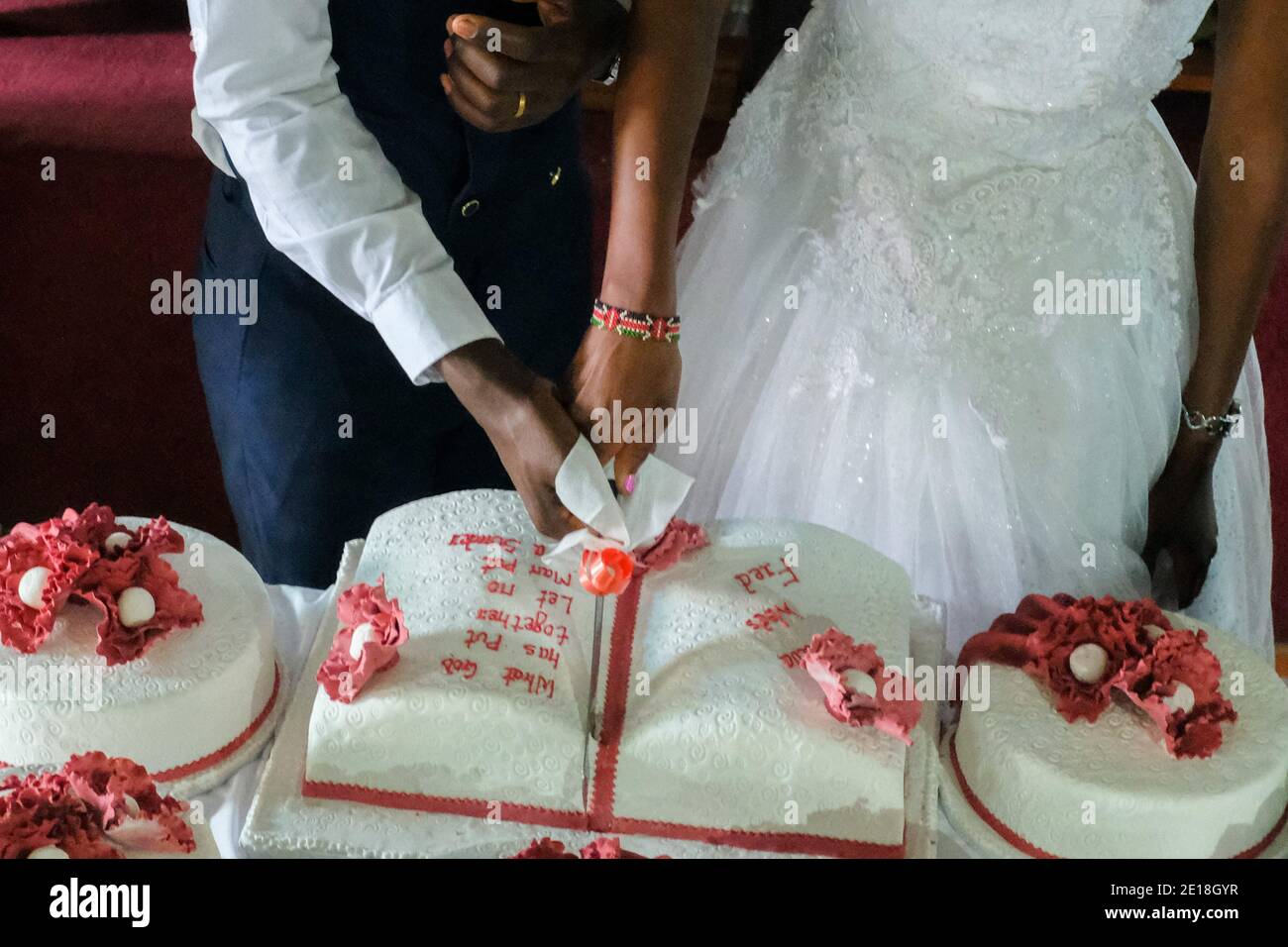 Nairobi Kenya 19 Decembre Fredrick Wafula Mariee Et Mme Perpetua Wafula Mariee Sont Vus Couper Le Gateau Apres Un Mariage Reussi Nous Savons Tous Et Comprenons Comment Les Mariages Africains Joyeux Et Nairobi Kenya 19 Decembre Fredrick Wafula Mariee Et Mme Perpetua Wafula Mariee Sont Vus Couper Le Gateau Apres Un Mariage Reussi Nous Savons Tous Et Comprenons Comment Les Mariages Africains Joyeux Et