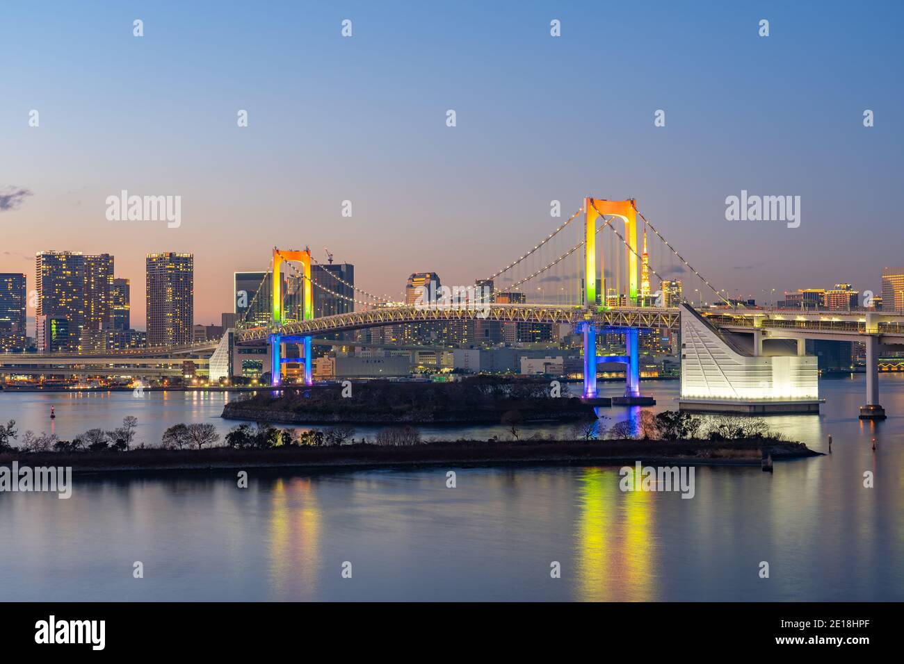 Tokyo Skyline la nuit avec vue sur le pont Rainbow au Japon. Banque D'Images