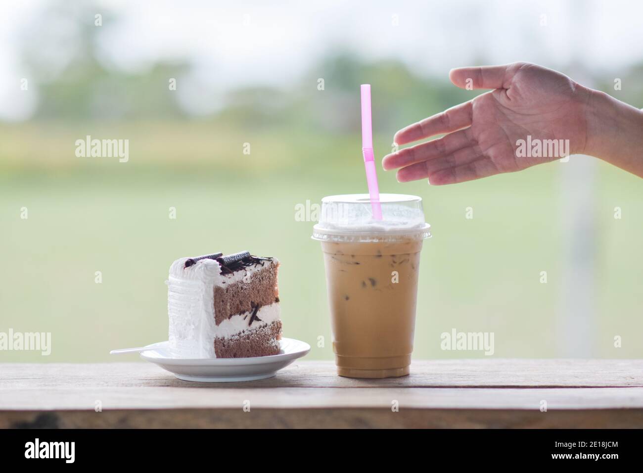 Les Gens Boivent Du Cafe Glace Dans Un Cafe Avec Un Gateau A La Noix De Coco Du Cafe Glace Sur Une Table En Bois Photo Stock Alamy