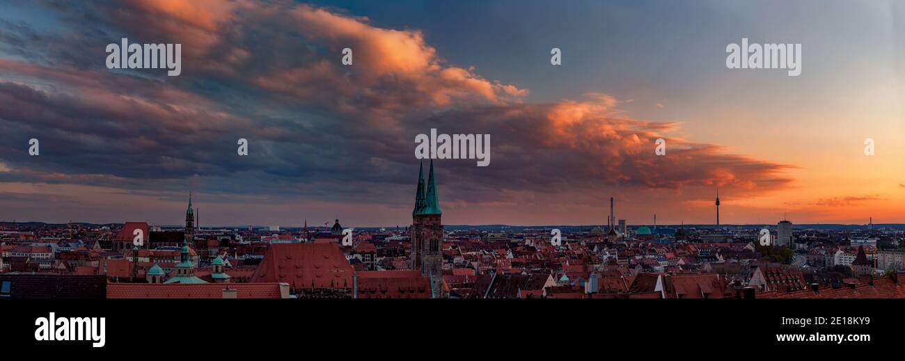 Vue panoramique sur la ville historique de Nuremberg illuminée magnifique lumière dorée en soirée avec des nuages spectaculaires au coucher du soleil été Banque D'Images