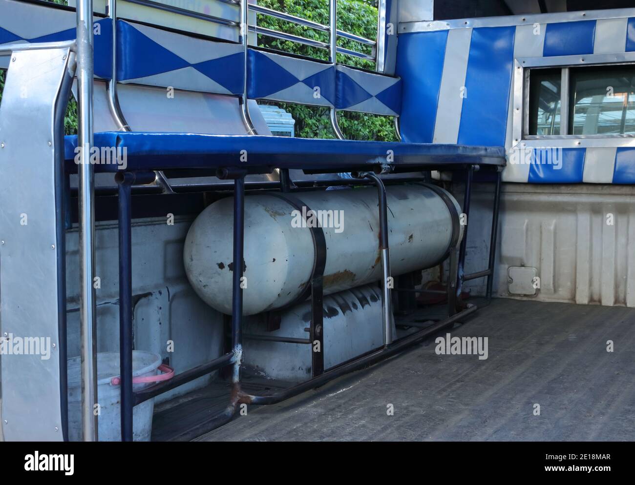 gros plan du réservoir de liquide de direction nouvelle génération installé sous la banquette d'un ramasseur parking camions-taxis dans la rue Banque D'Images