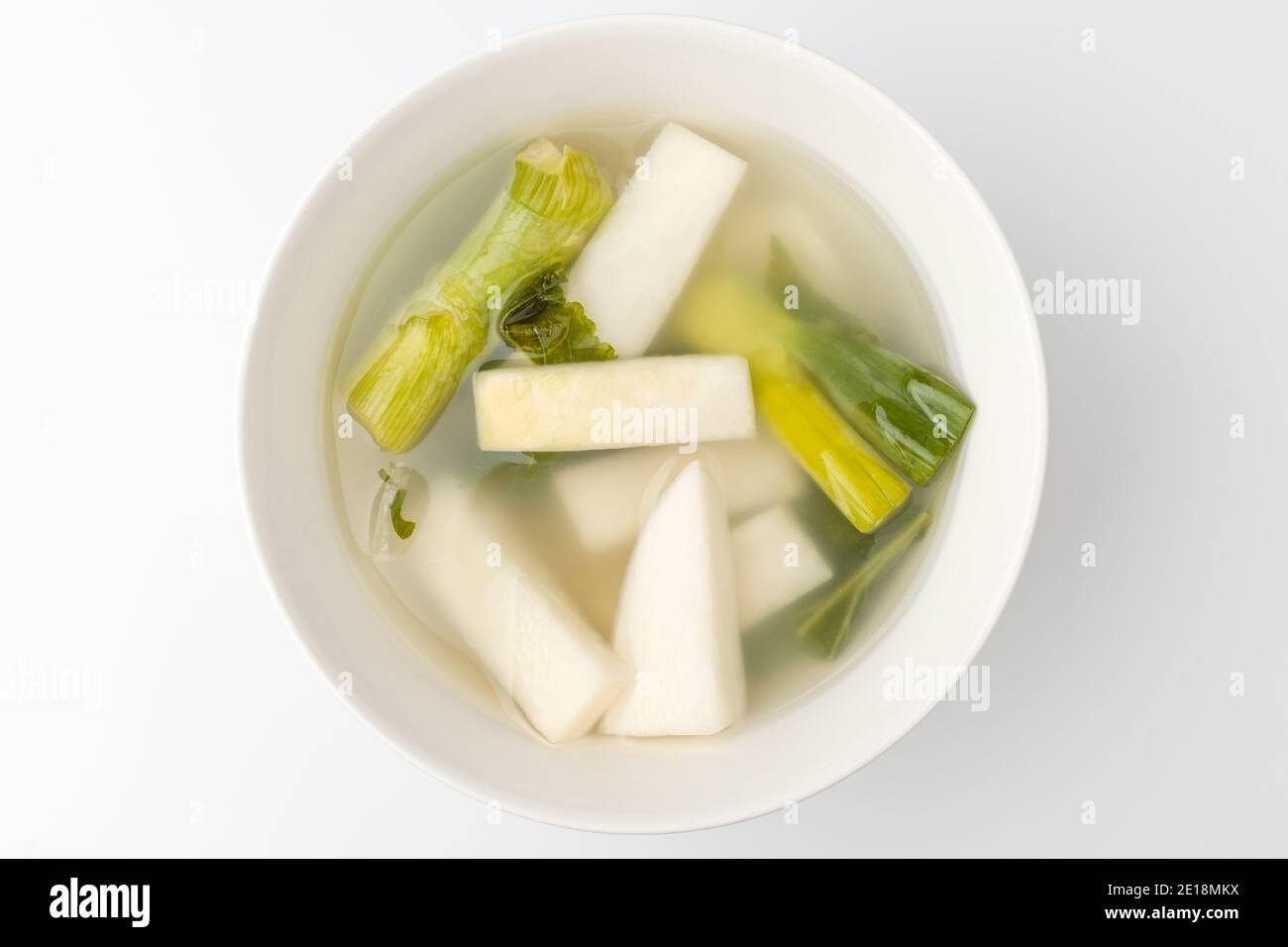 Kimchi de soupe claire sur fond blanc Banque D'Images
