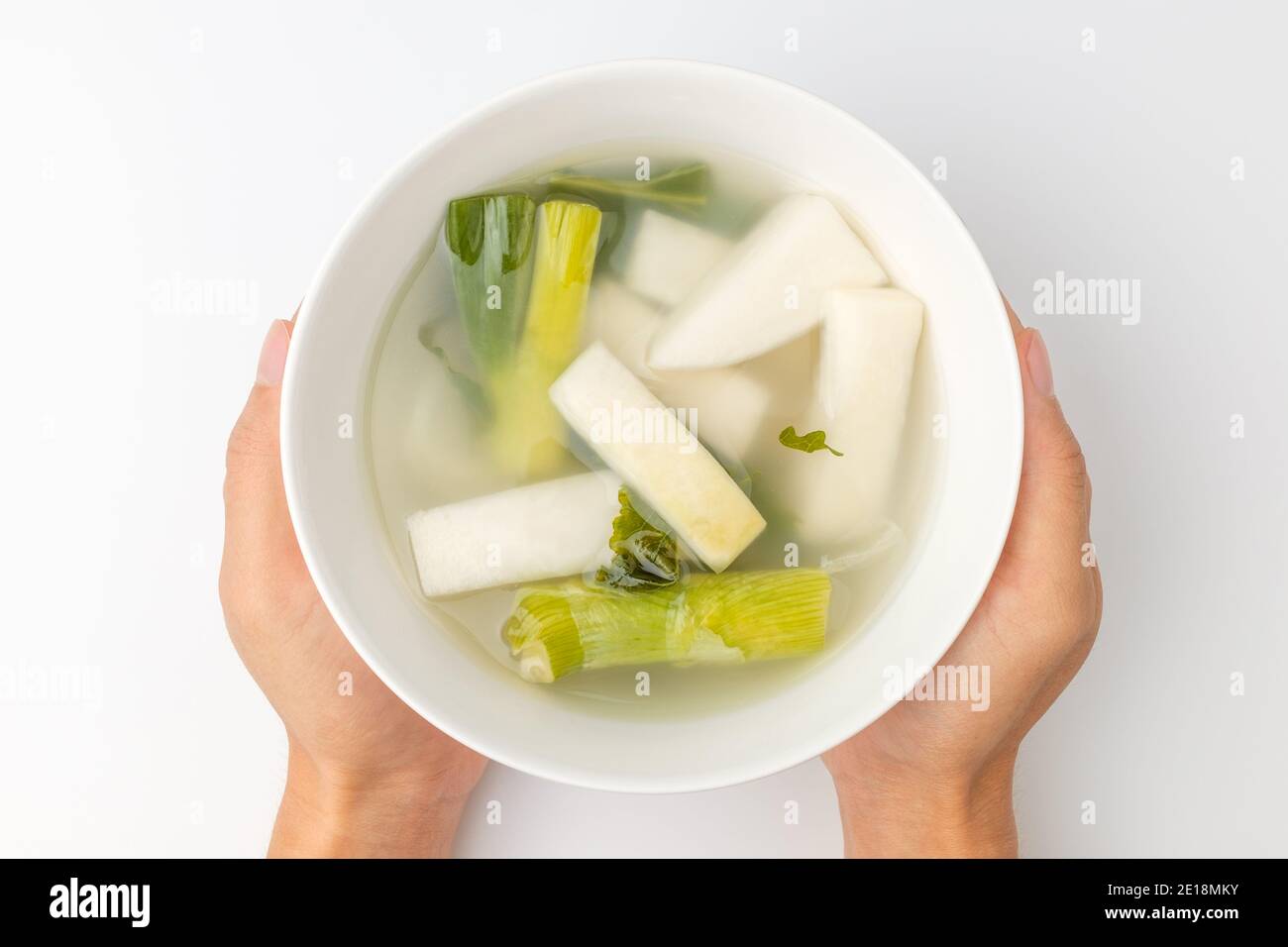 Kimchi de soupe claire sur fond blanc Banque D'Images