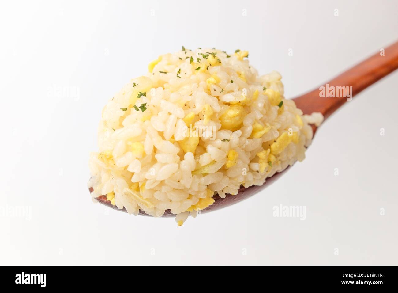 Riz frit avec des oeufs sur fond blanc Banque D'Images