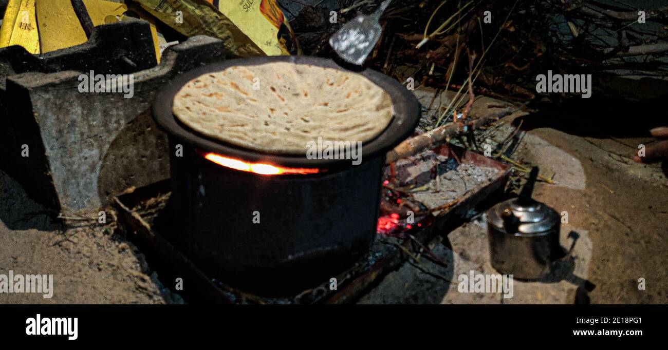 Fabrication de millet Roti sur Chula Banque D'Images