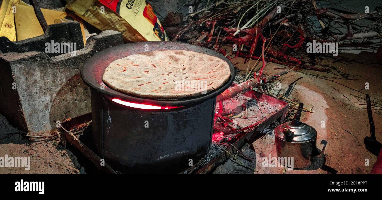 Fabrication de millet Roti sur Chula Banque D'Images