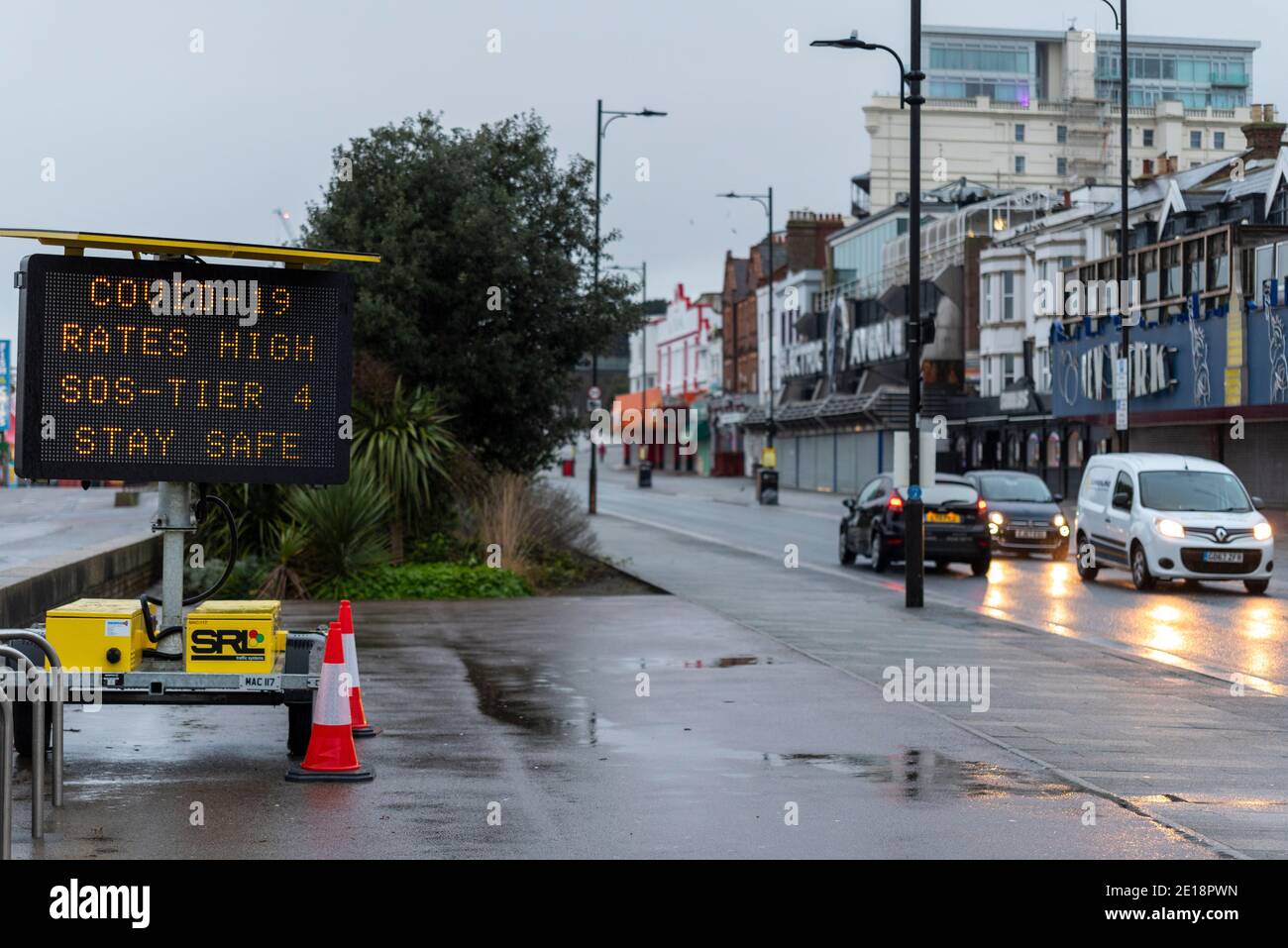 Southend on Sea, Essex, Royaume-Uni. 5 janvier 2021. La ville en bord de mer de Southend on Sea a été soumise à un niveau plus élevé de restrictions de la COVID 19 après que le Premier ministre Boris Johnson ait décidé d'imposer à l'Angleterre des restrictions de niveau 5 plus strictes. Trafic passant par des entreprises et des sites fermés en bord de mer. Les panneaux de matrice électronique n'ont pas encore été mis à jour et affichent toujours des avertissements de niveau 4. Les conditions météorologiques humides et fortement couvert contribuent également à empêcher les gens de s'aventurer à l'extérieur. Trafic sur Marine Parade. Troisième verrouillage britannique Banque D'Images