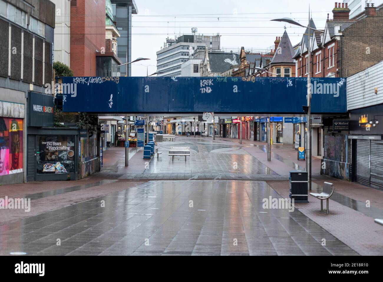 Southend on Sea, Essex, Royaume-Uni. 5 janvier 2021. La ville en bord de mer de Southend on Sea a été soumise à un niveau plus élevé de restrictions de la COVID 19 après que le Premier ministre Boris Johnson ait décidé d'imposer à l'Angleterre des restrictions de niveau 5 plus strictes. Les conditions météorologiques humides et fortement couvert contribuent également à empêcher les gens de s'aventurer à l'extérieur. Troisième verrouillage britannique. Vide High Street Banque D'Images