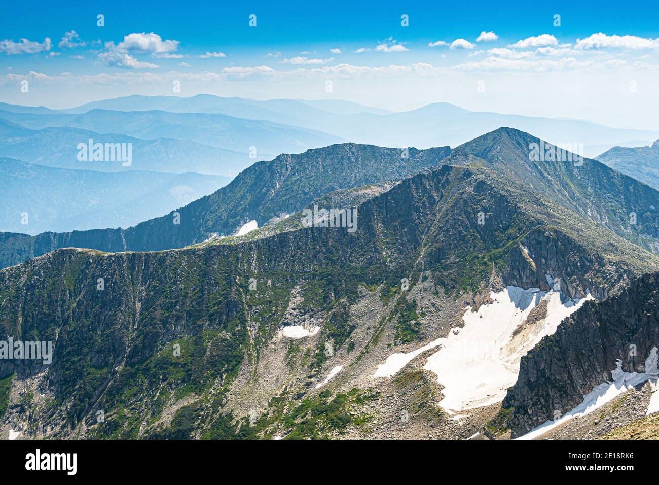 Vue panoramique sur les chaînes de montagnes. Crête rocheuse avec différents pics pour l'escalade Banque D'Images