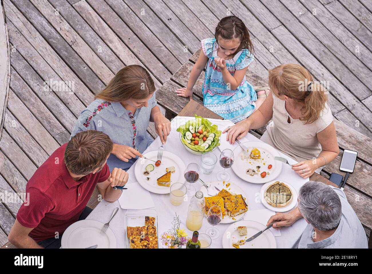 Déjeuner en famille au bord de la piscine Banque D'Images