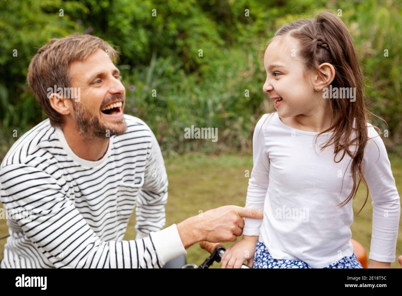 Joyeux père chatouillant sa fille Banque D'Images