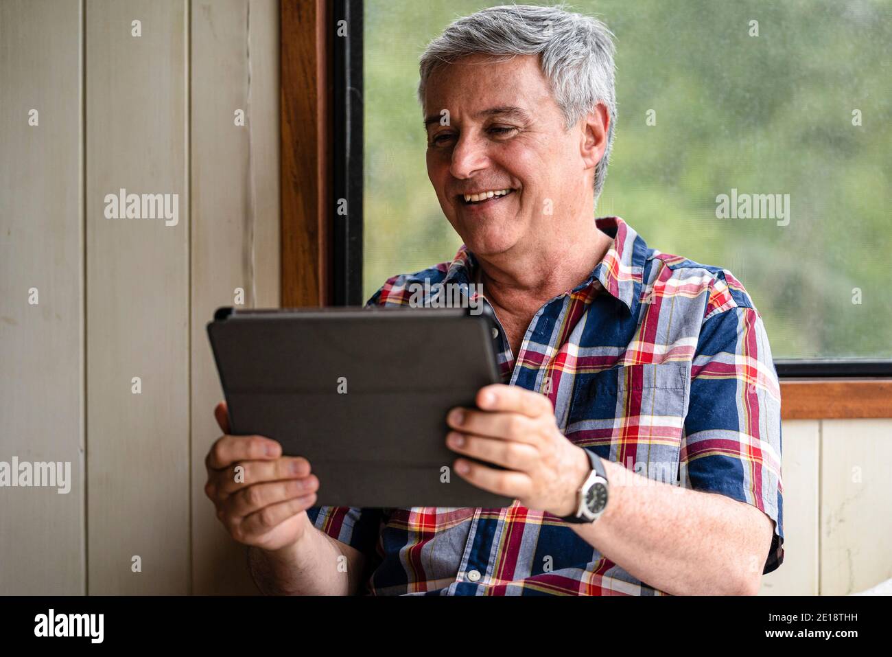 Senior man using digital tablet Banque D'Images