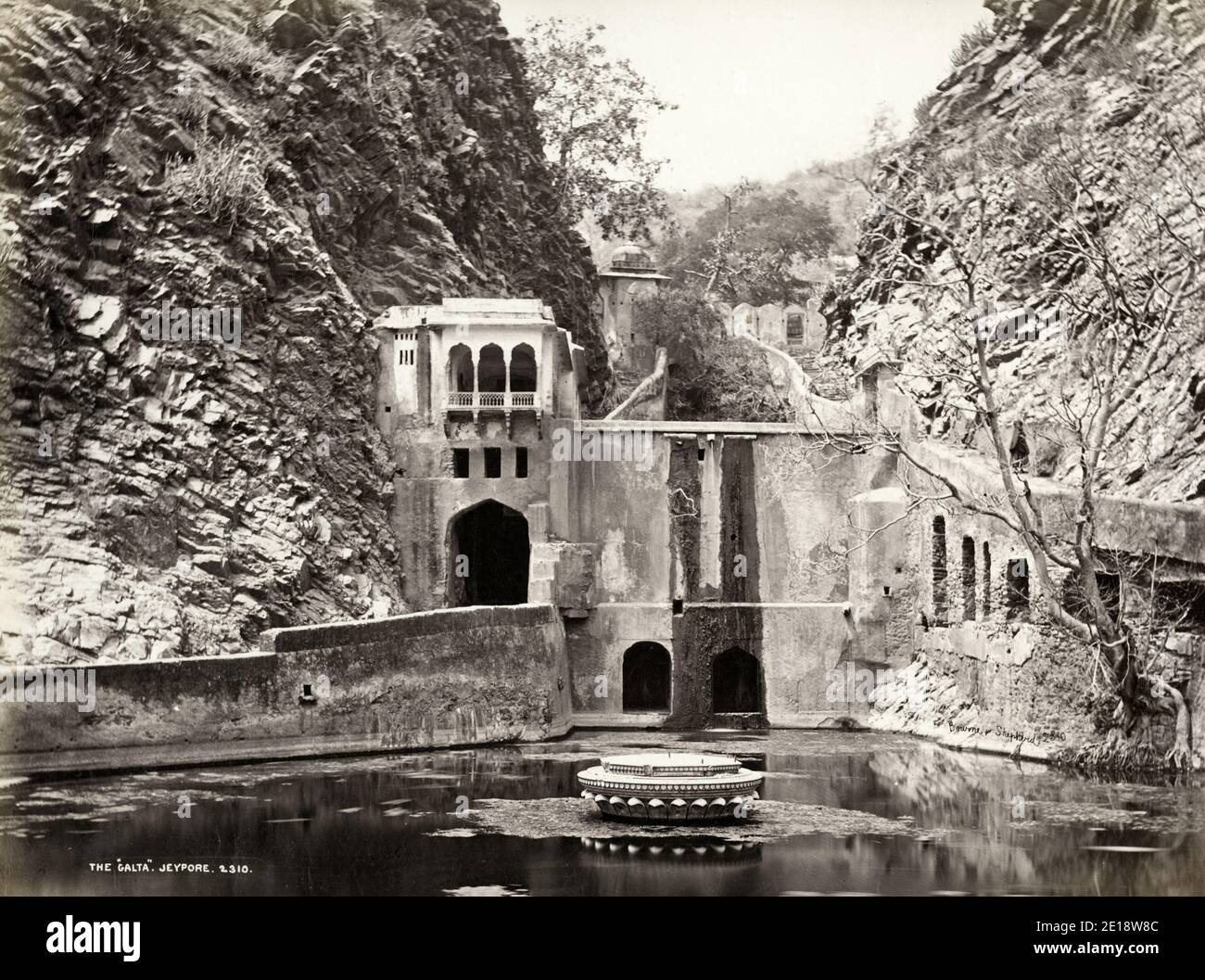 Photographie ancienne du XIXe siècle - Galtaji est un ancien pèlerinage hindou à environ 10 km de Jaipur, dans l'État indien du Rajasthan. Le site se compose d'une série de temples construits dans un étau étroit dans l'anneau des collines qui entoure Jaipur. Une source naturelle émerge sur la colline et coule vers le bas, remplissant une série de kunds sacrés (réservoirs d'eau) dans lesquels les pèlerins se baignent. Banque D'Images