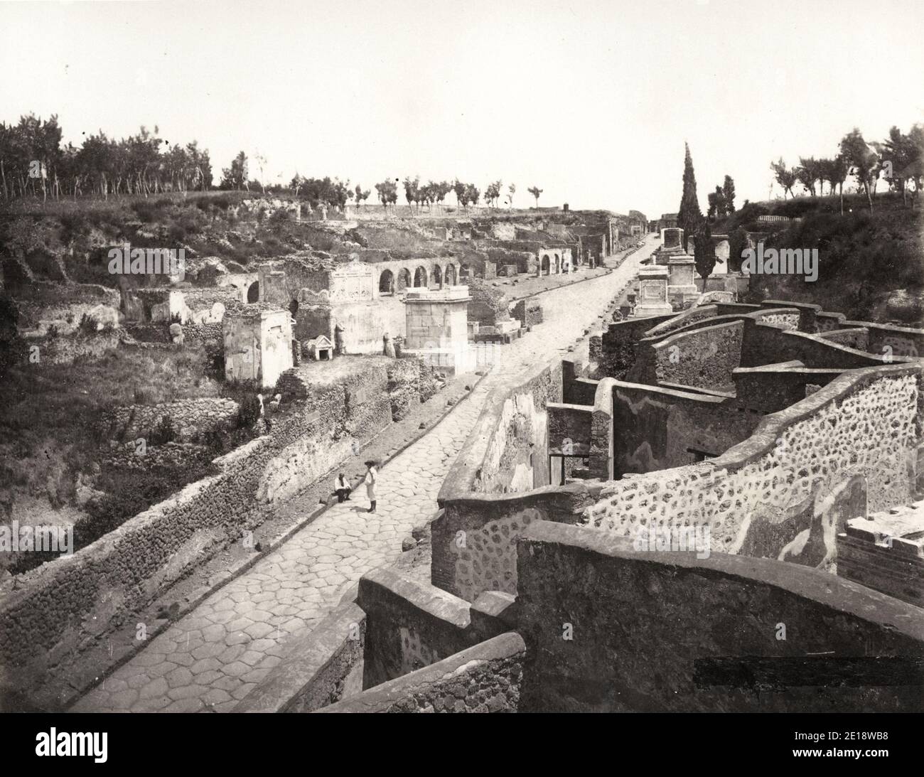 Photographie vintage du XIXe siècle - rue des tombes, Pompéi, Italie. La rue de Tombs courut de la porte d'Herculanum sur la route menant à Herculanum. Il était interdit d'enterrer des corps à l'intérieur des murs de Pompéi et cette rue, qui est à l'extérieur de la ville, a plus de trente tombes en elle. C'était une route très fréquentée pour les voyageurs et il y avait aussi des magasins le long de la route. Banque D'Images