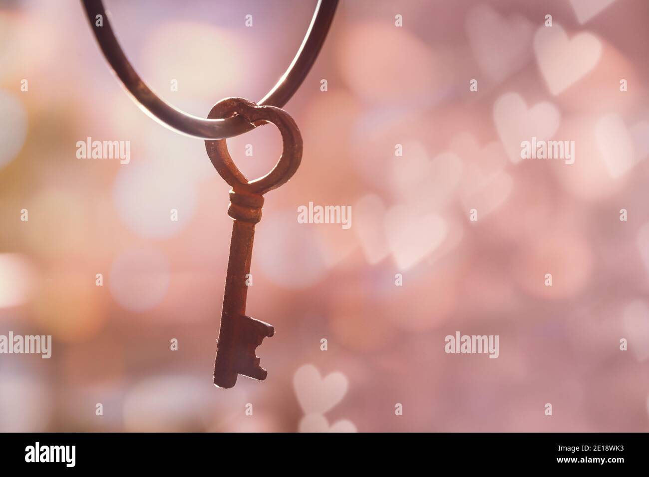 Ancienne clé vintage rouillée en forme de coeur, arrière-plan bokeh avec espace de copie. Carte de vœux de Saint-Valentin et d'amour Banque D'Images