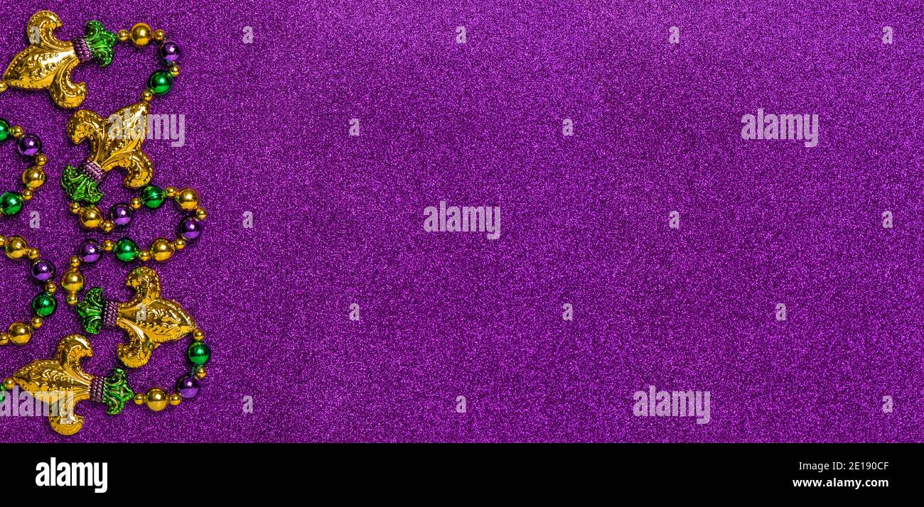 Bannière de décoration de carnaval. Perles gras de Mardi sur fond violet scintillant Banque D'Images