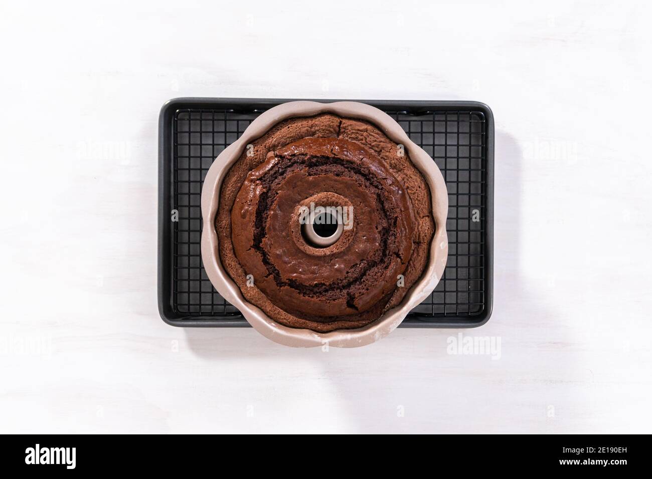 Pose à plat. Refroidir le gâteau au chocolat fraîchement cuit sur une grille de refroidissement. Banque D'Images