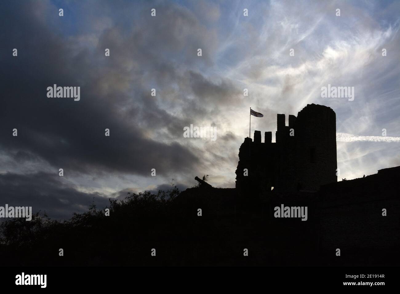 Silhouette du château de Dudley entourée de nuages sombres à Dudley, West Midlands, Angleterre, Royaume-Uni Banque D'Images