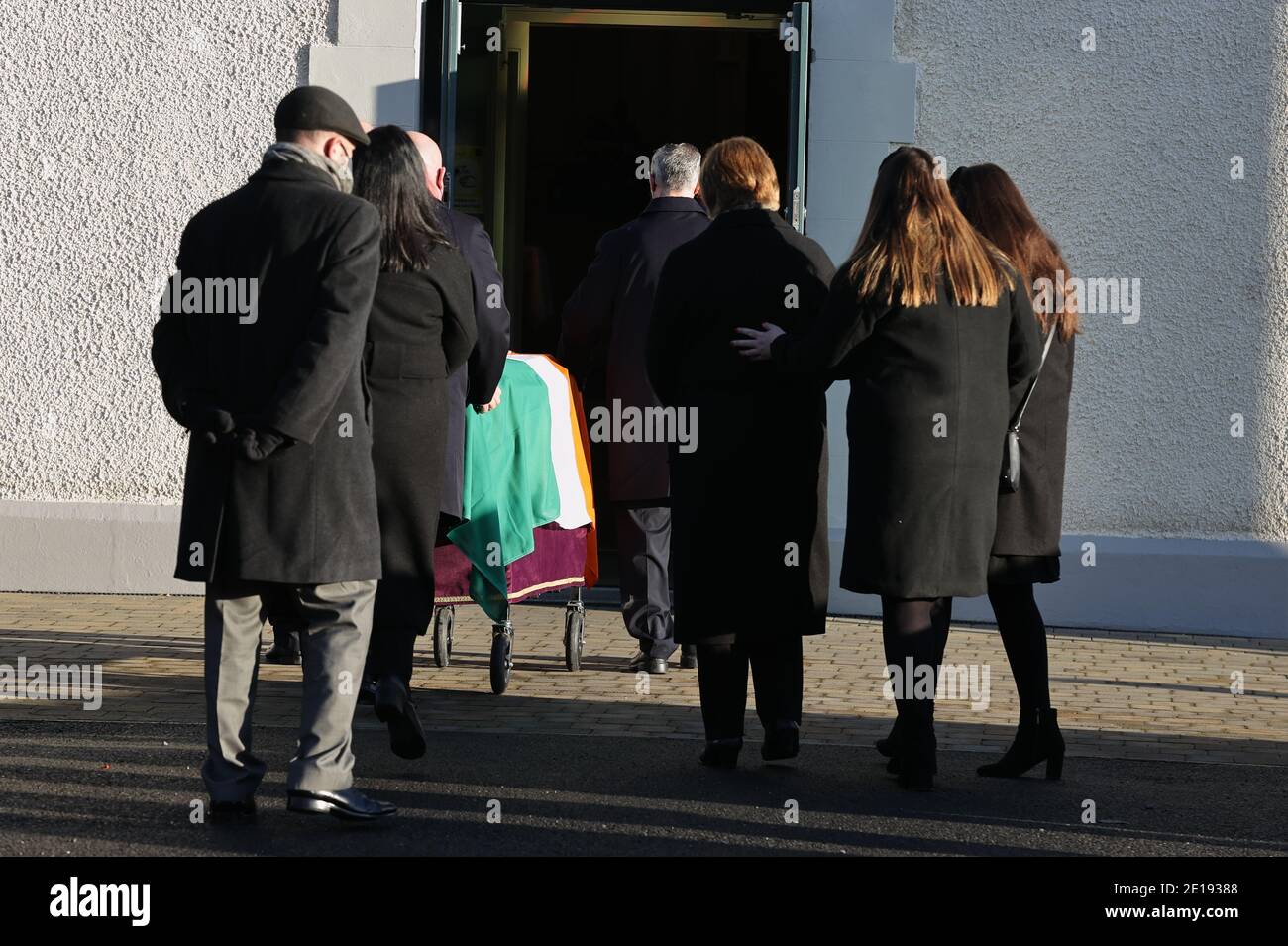 Bernadette Sands McKevitt (troisième à droite), l'épouse de l'ancien vrai dirigeant de l'IRA Michael McKevitt, marche derrière son cercueil alors qu'il arrive à l'église pour ses funérailles à Blackrock, Co Louth. Banque D'Images