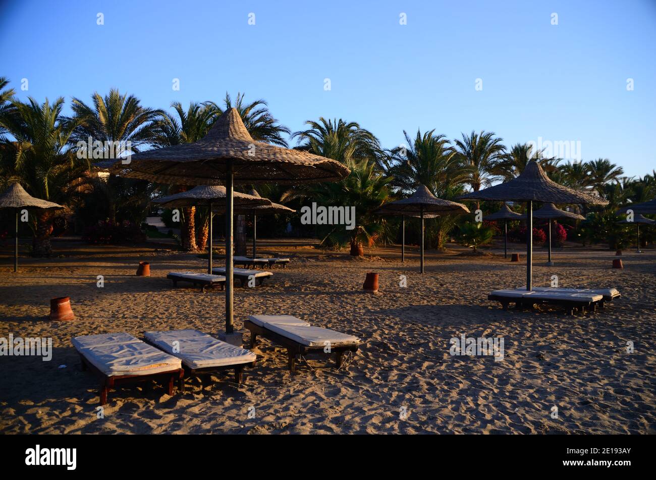 tôt le matin sur la plage au lever du soleil Banque D'Images