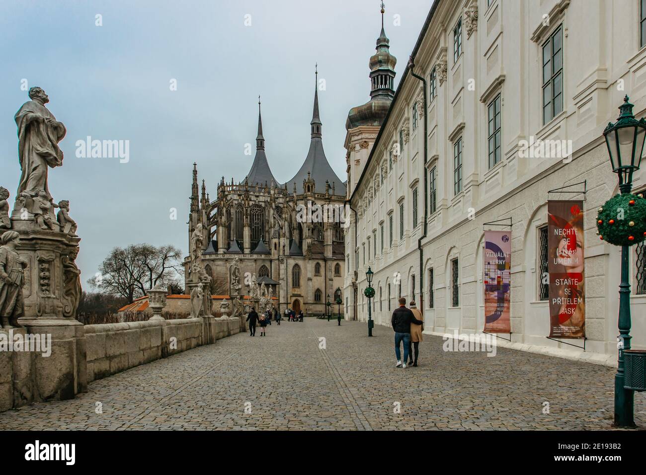 Kutna Hora, République Tchèque - 19 décembre 2020.touristes marchant autour de la cathédrale St Barbara et du collège jésuite. Site du patrimoine mondial de l'UNESCO.Popul tchèque Banque D'Images