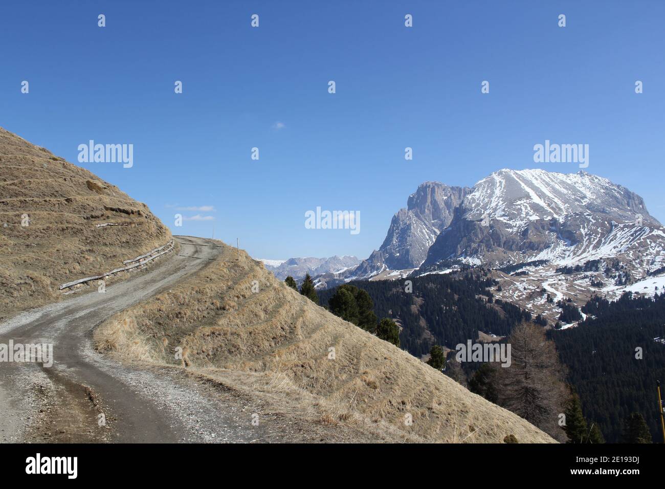 vue sur les montagnes au-dessus de seiser alm par une journée ensoleillée à la fin de l'hiver avec la fonte de la neige Banque D'Images