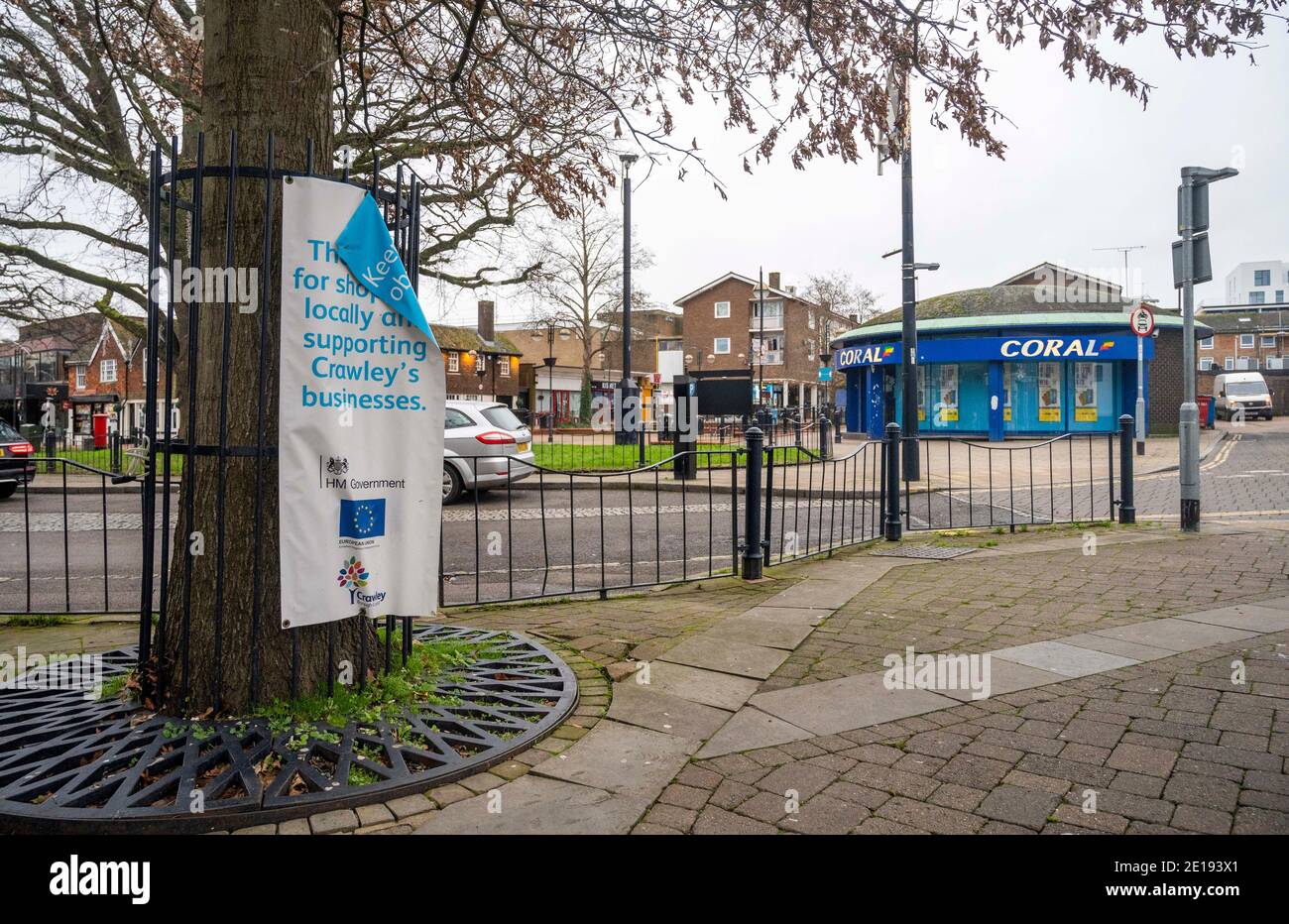 Crawley Royaume-Uni 5 janvier 2021 - Crawley High Street dans le centre-ville qui est calme aujourd'hui après les dernières restrictions COVID-19 verrouillage pour l'Angleterre ont été annoncées hier par le Premier ministre Boris Johnson . La ville de Crawley, dans l'ouest du Sussex, a l'une des plus fortes en hausse dans les cas du Sud-est et son économie souffre également gravement en raison de sa proximité de l'aéroport de Gatwick : crédit Simon Dack / Alay Live News Banque D'Images