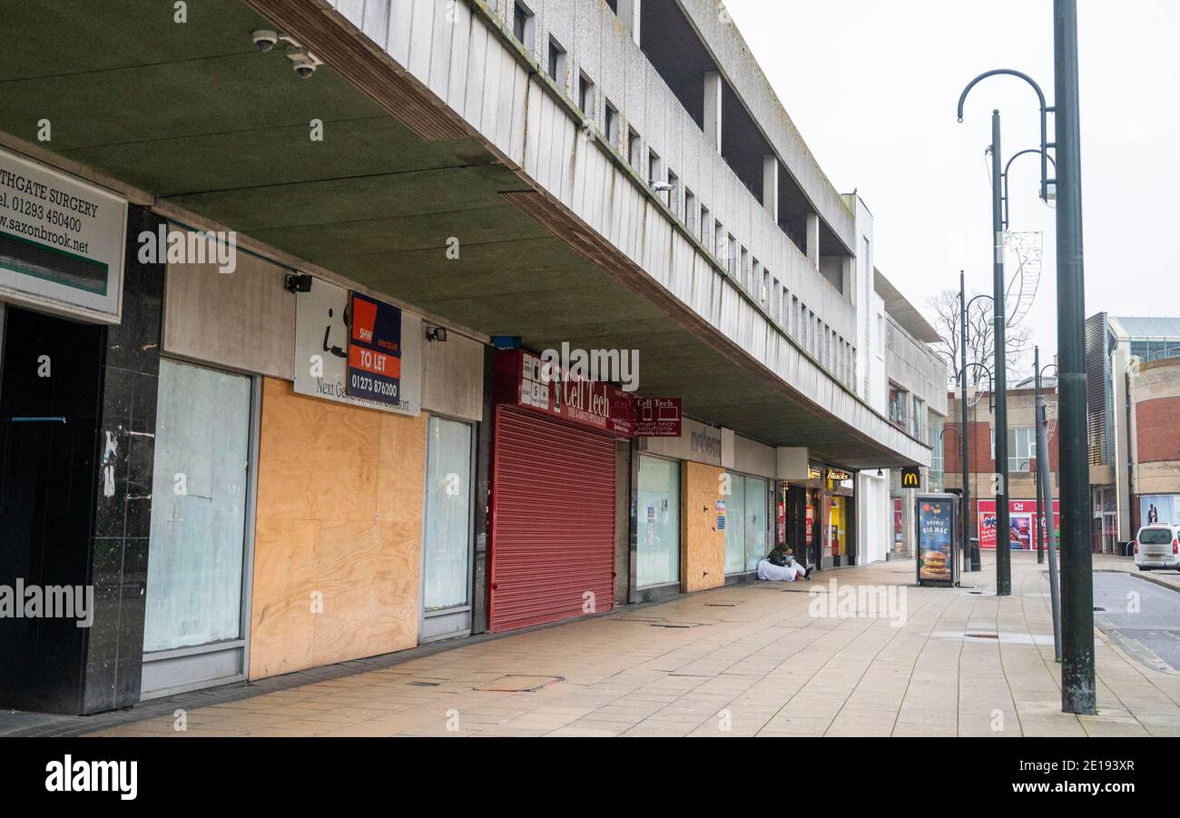 Crawley Royaume-Uni 5 janvier 2021 - embarqué dans des magasins et des entreprises dans le centre-ville de Crawley qui est calme aujourd'hui après les dernières restrictions de confinement de la COVID-19 pour l'Angleterre ont été annoncées hier par le Premier ministre Boris Johnson . La ville de Crawley, dans l'ouest du Sussex, a l'une des plus fortes en hausse dans les cas du Sud-est et son économie souffre également gravement en raison de sa proximité de l'aéroport de Gatwick : crédit Simon Dack / Alay Live News Banque D'Images