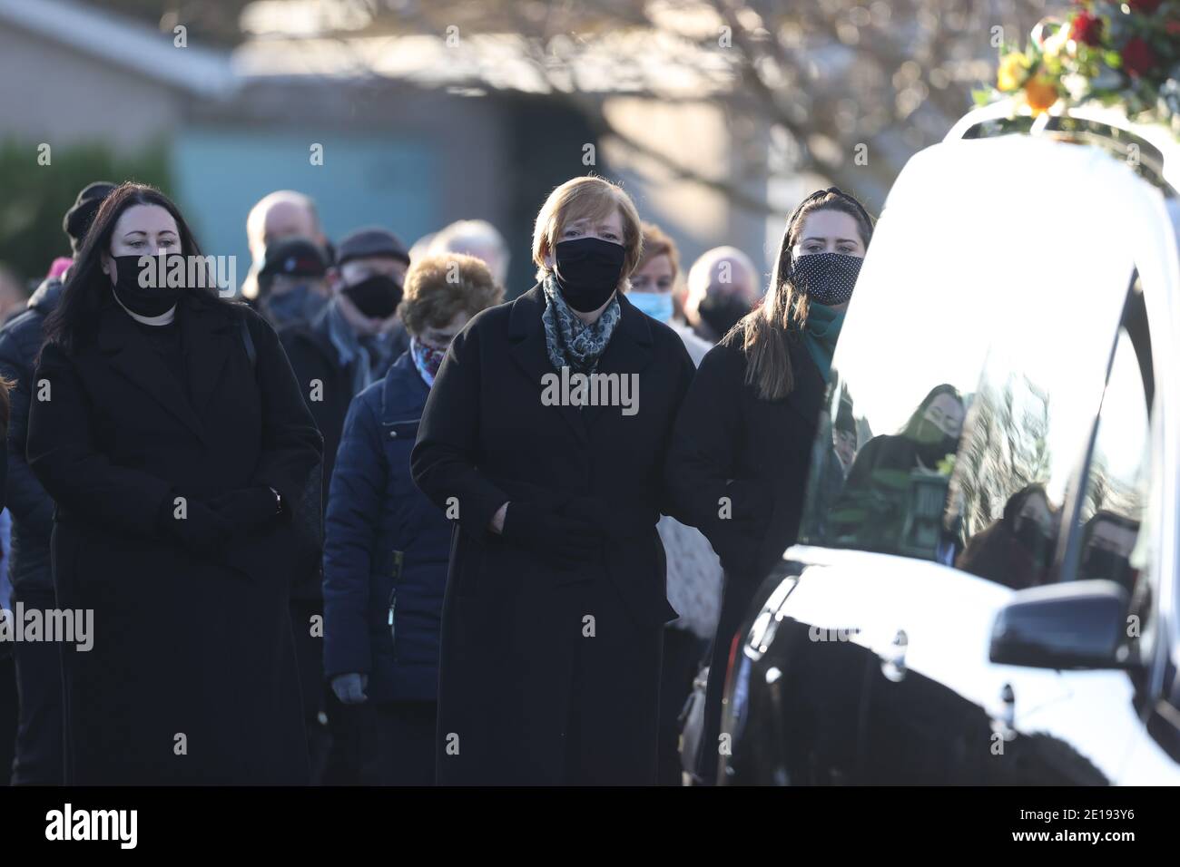 Bernadette Sands McKevitt (au centre), l'épouse de l'ancien vrai chef de l'IRA Michael McKevitt, marche derrière son cortège funéraire en traversant Blackrock, Co Louth. Banque D'Images