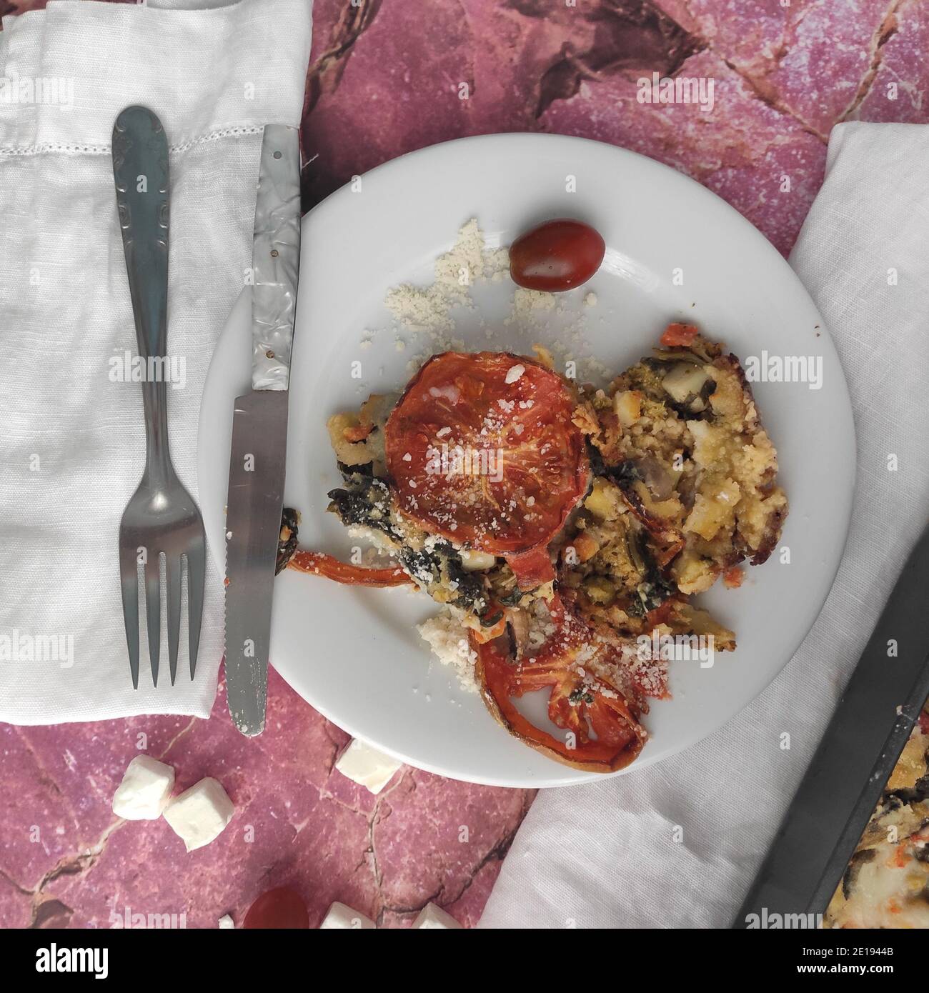 Vue élégante sur la table de cuisine en marbre rose Banque D'Images